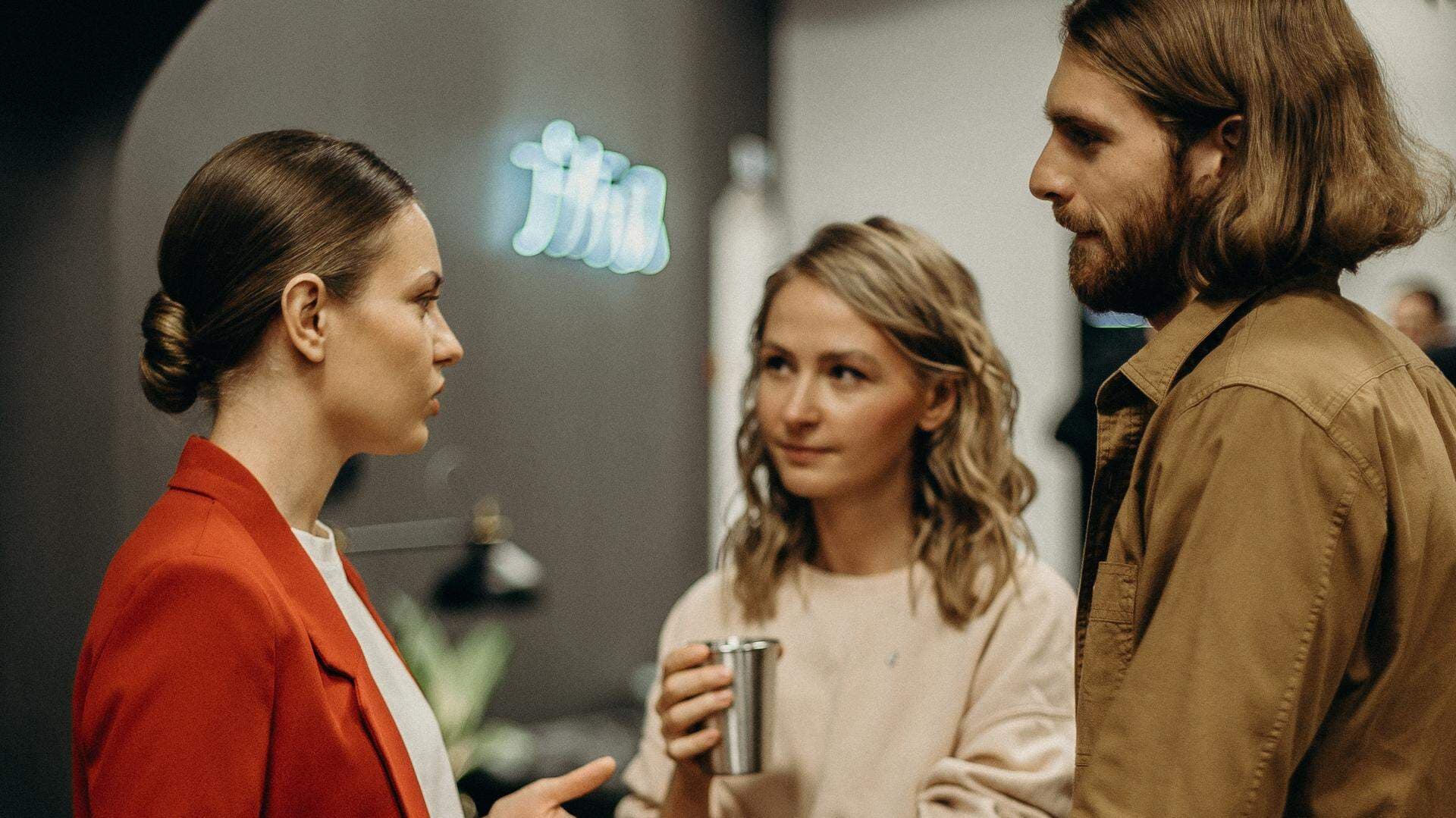 unga människor i samtal