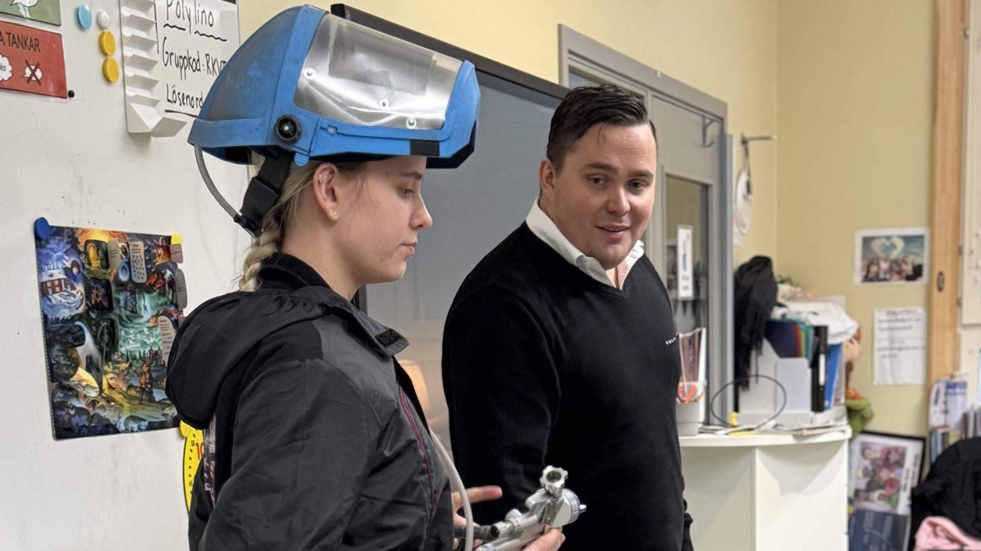 Personal från Volvo Car Retail som berättar om verksamheten och säkerhet för elever på Töjnaskolan i Sollentuna