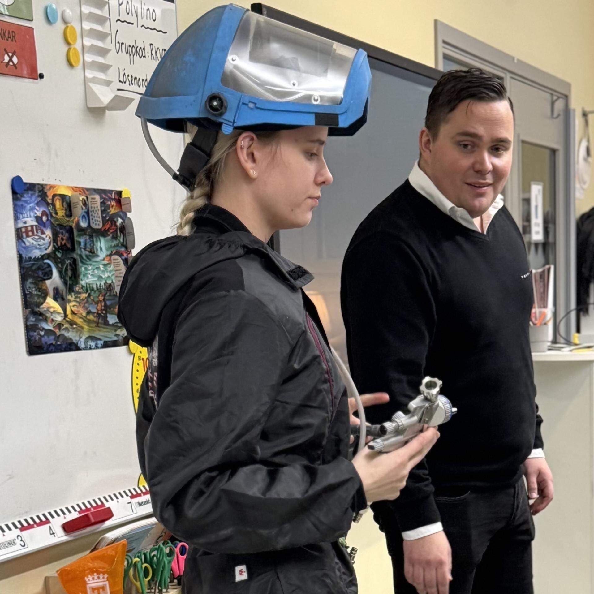 Personal från Volvo Car Retail som berättar om verksamheten och säkerhet för elever på Töjnaskolan i Sollentuna