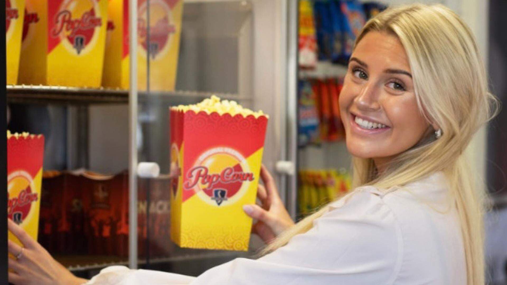 Tilde Edin vid popcornmaskinen i sin biograf