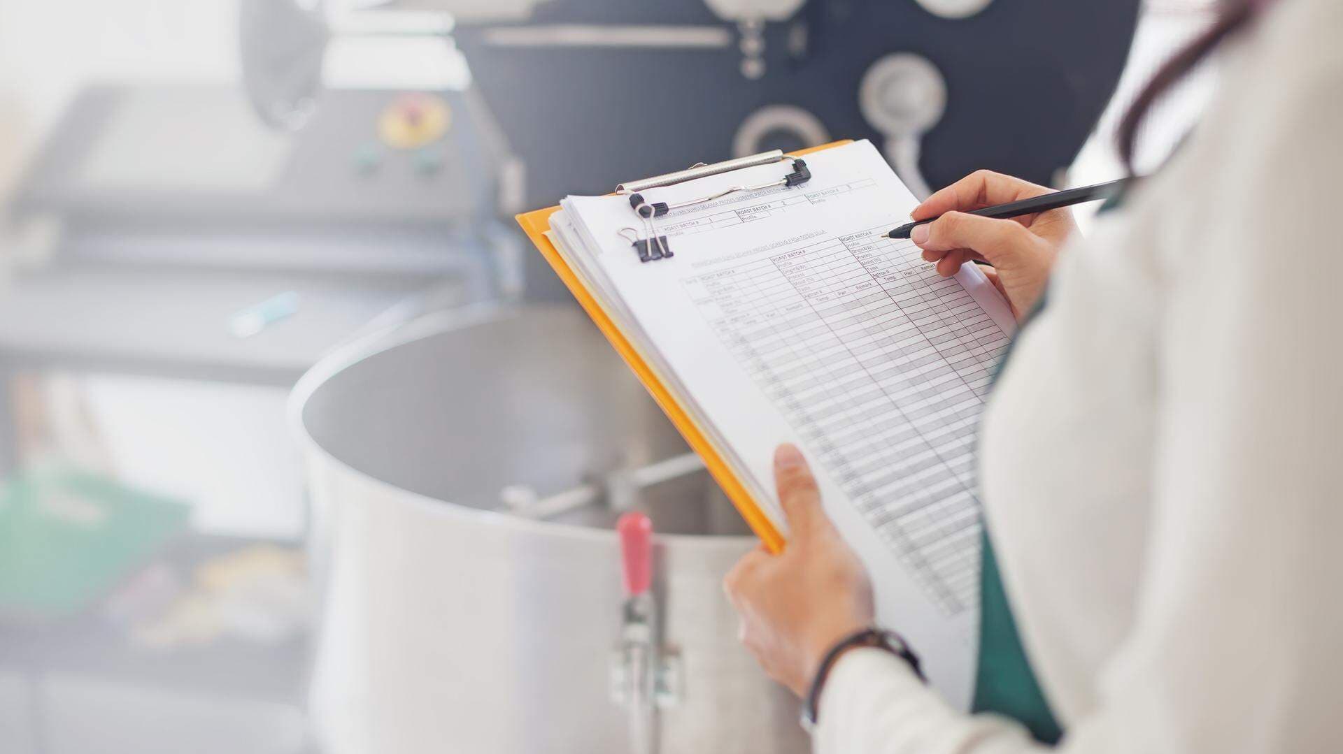 Kvinna som genomför en kontroll