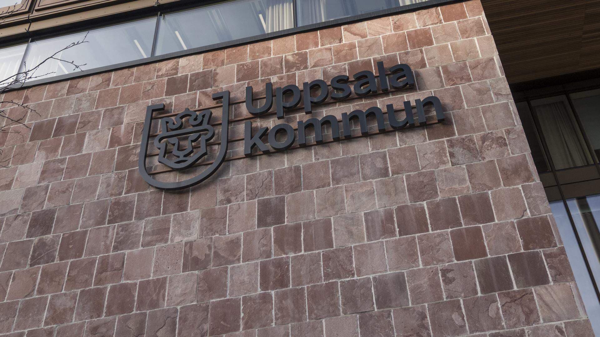 Fasadskylt på Uppsala kommunkontor