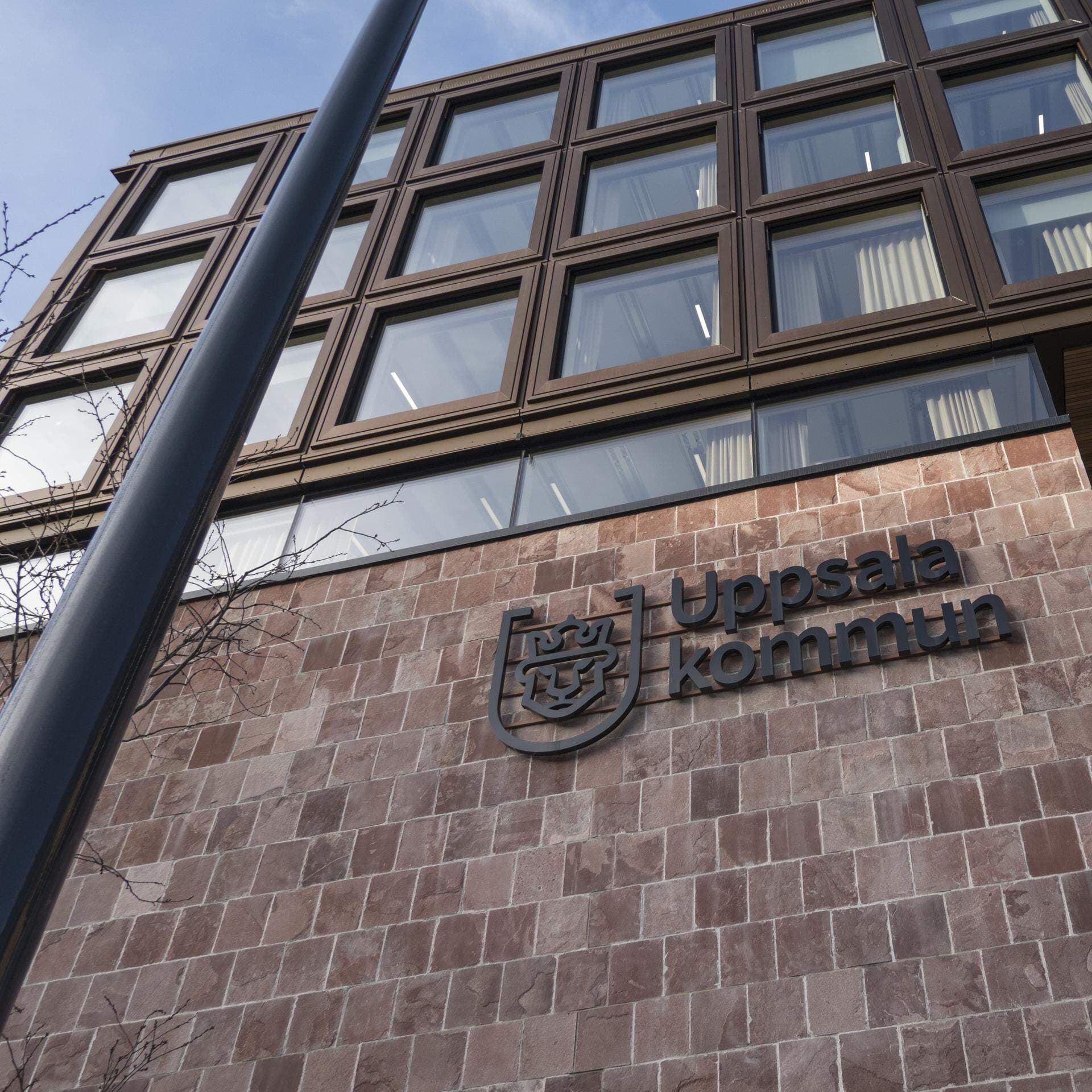 Fasadskylt på Uppsala kommunkontor