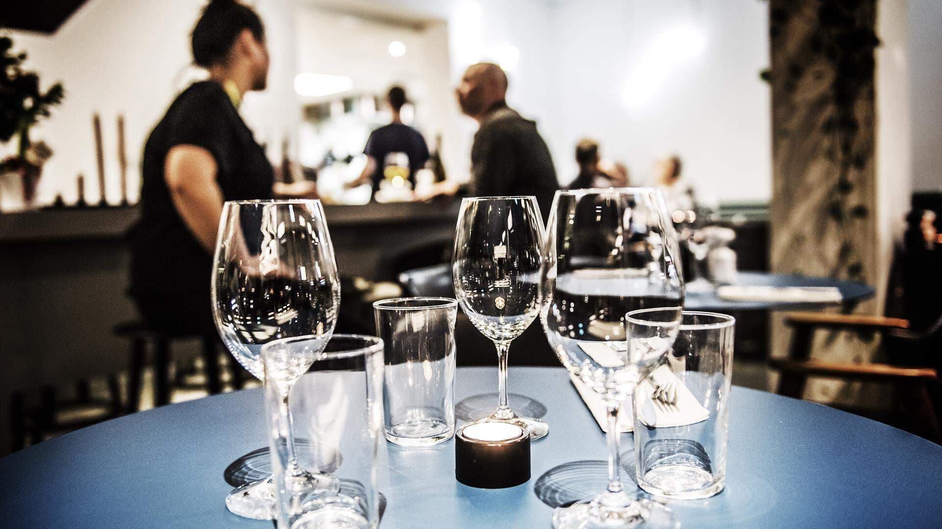 Glas på ett i en restaurang.