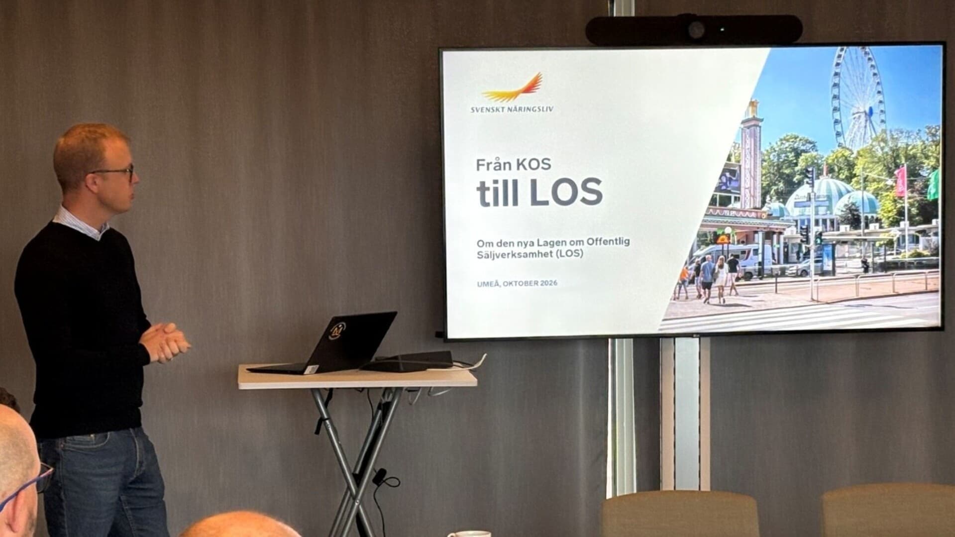 Stefan Sagebro framför en presentation under ett möte om LOS.