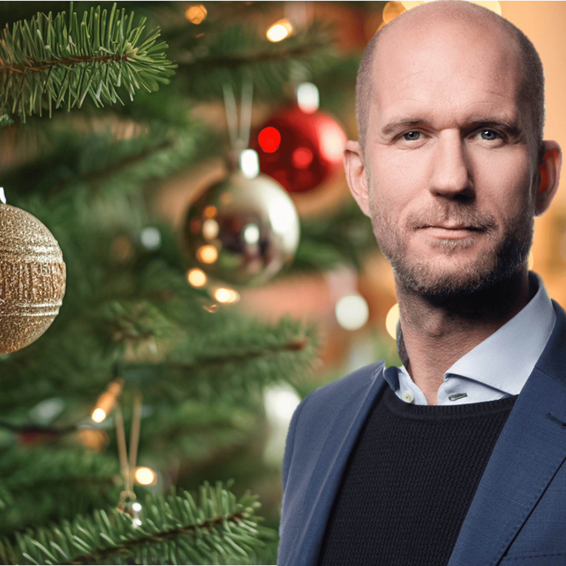 Mats Andersson och en julgran i bakgrunden