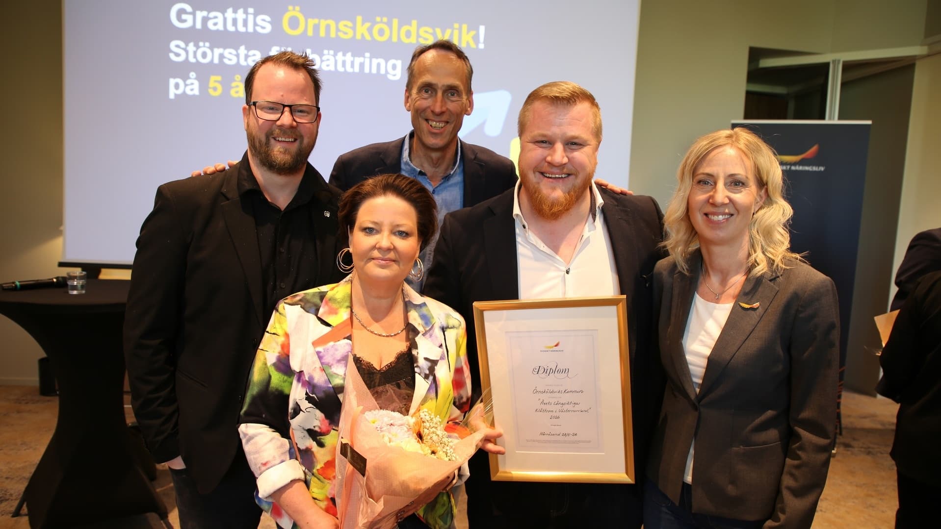 Representanter från Örnsköldsviks kommun som tilldelats diplom och Eva Nordlander, regionchef Svenskt Näringsliv.