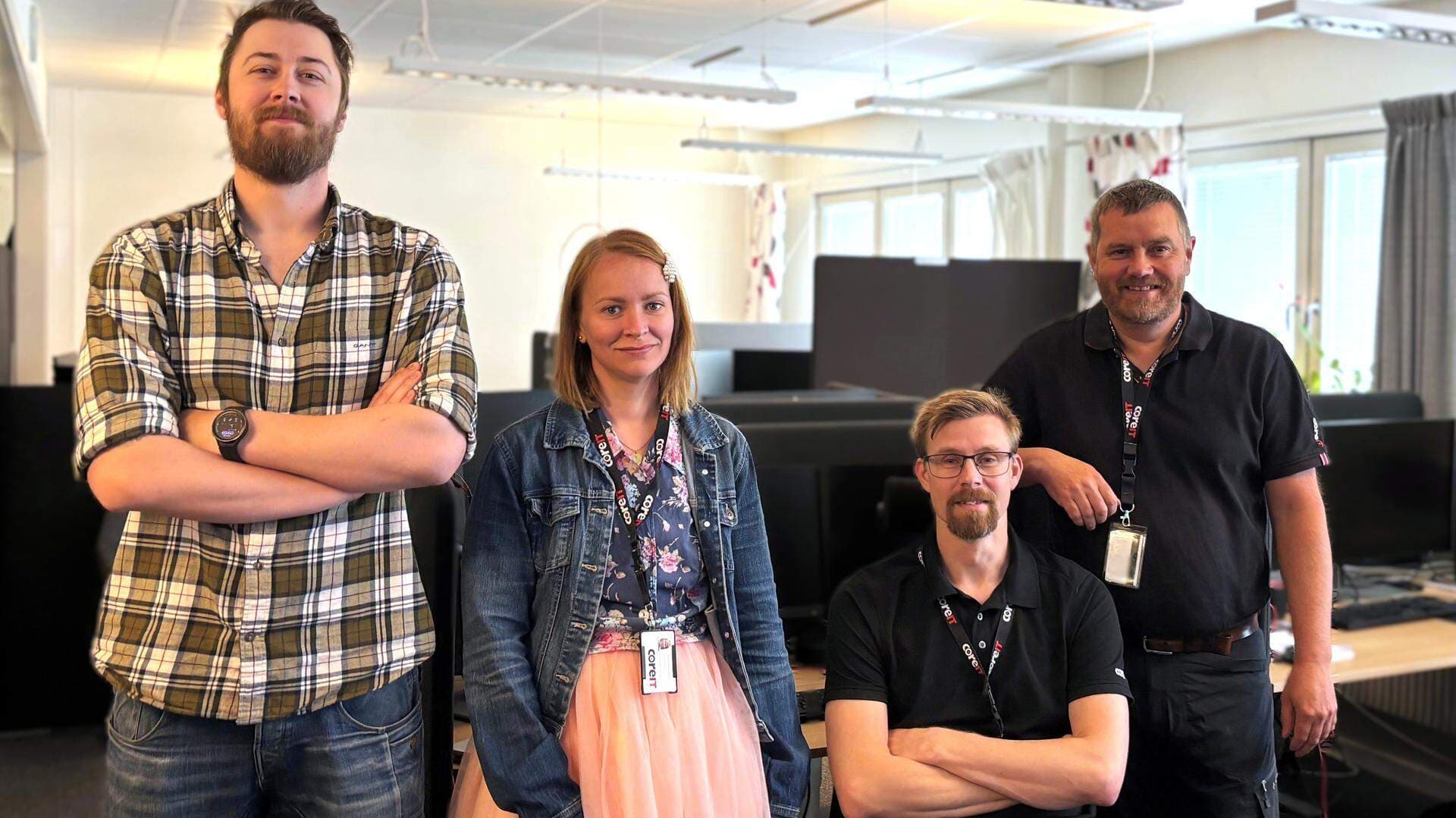 Fyra personer i ett kontorslandskap