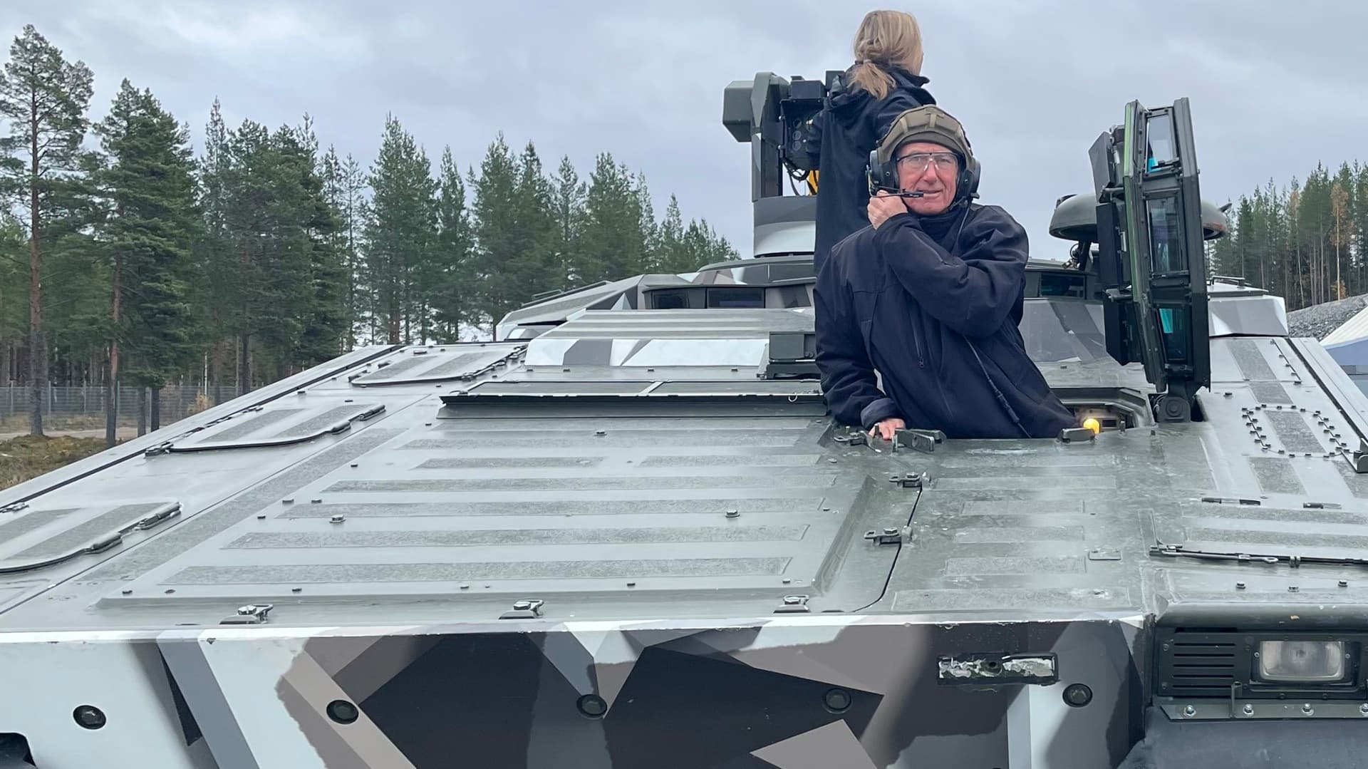 Svenskt Näringslivs vd Jan-Olof Jacke i ett militärfordon på BAE Systems Hägglunds testanläggning.