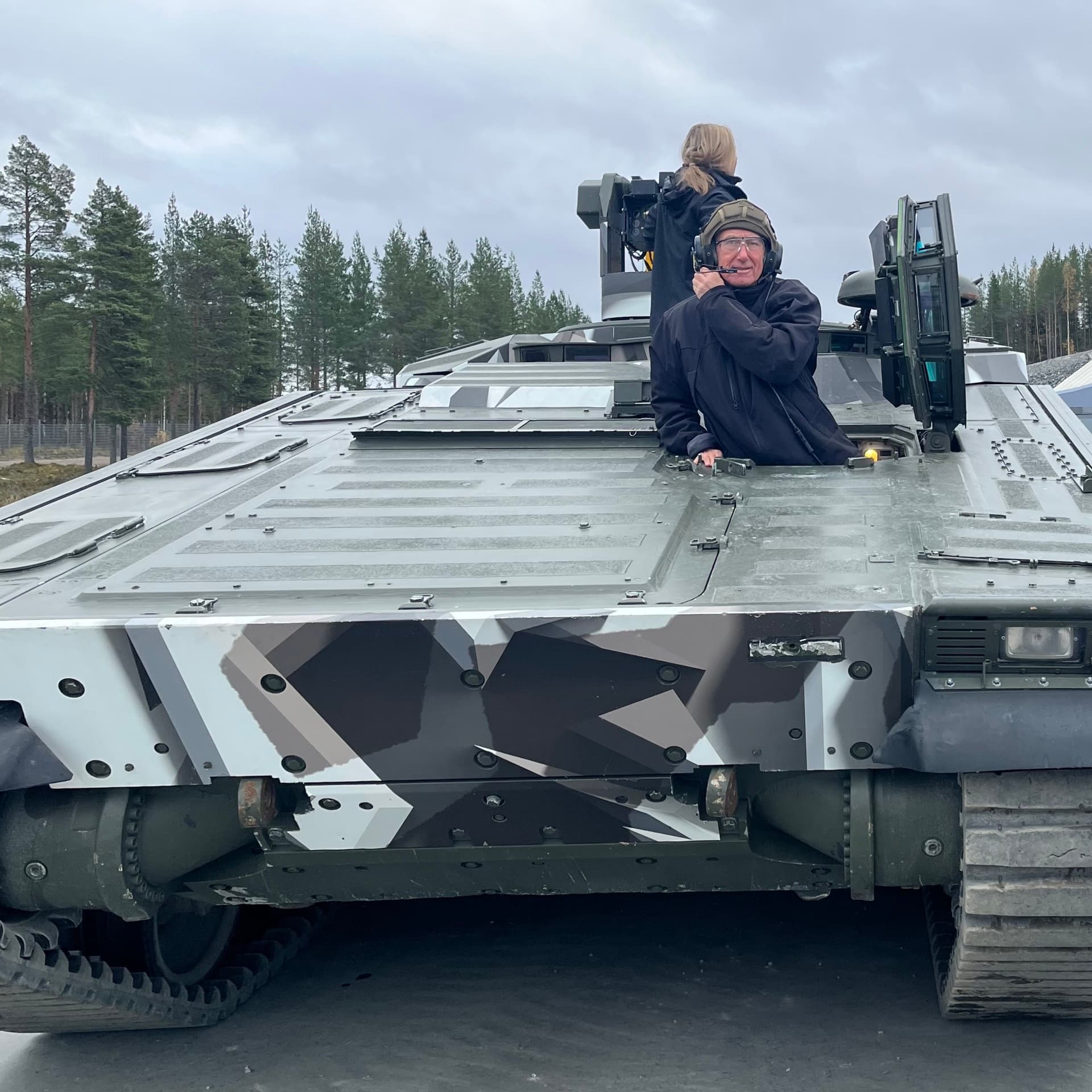 Svenskt Näringslivs vd Jan-Olof Jacke i ett militärfordon på BAE Systems Hägglunds testanläggning.