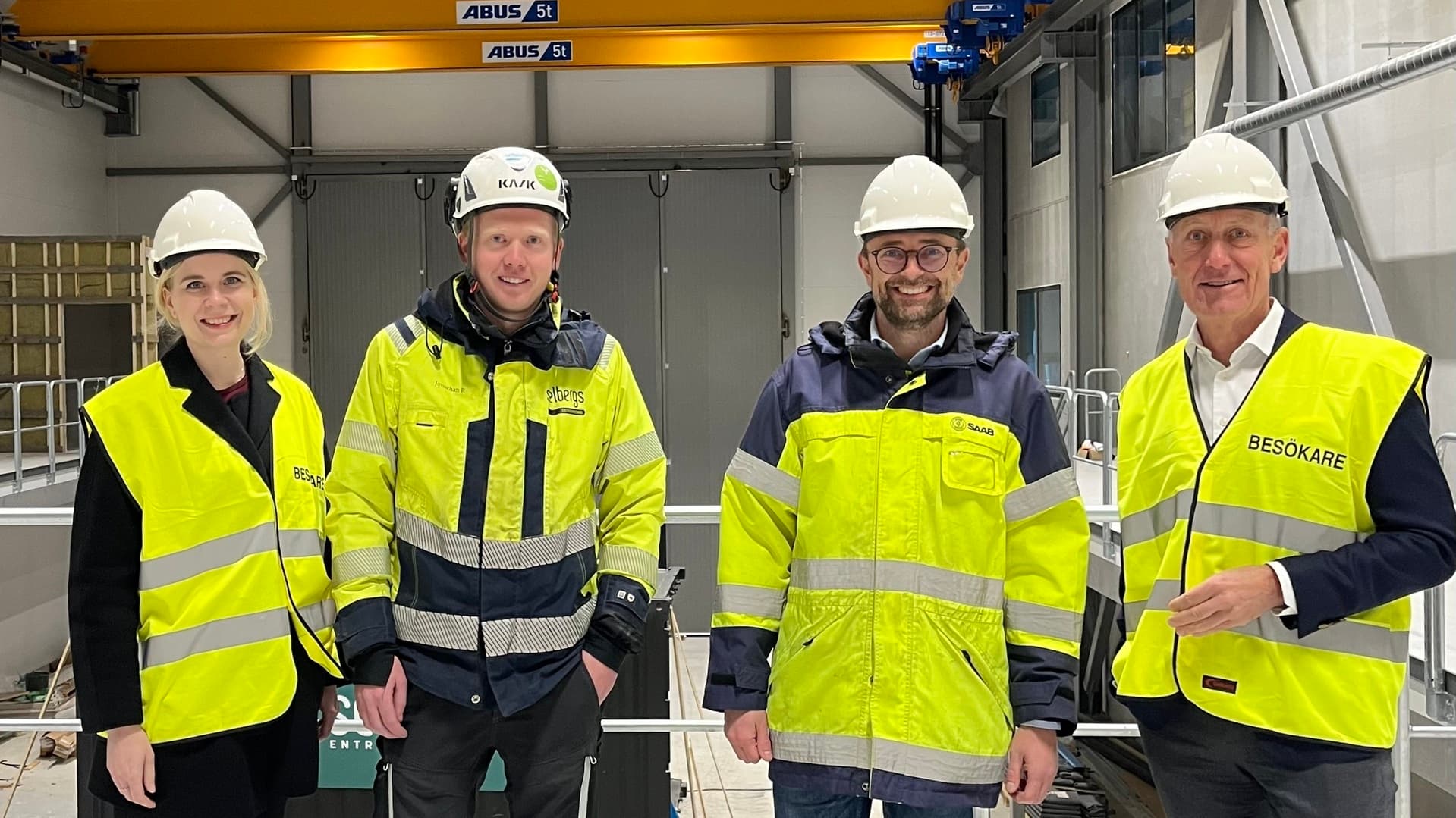 Amelie Langby, Svenskt Näringsliv, Jonathan Rödfeldt Selbergs Entreprenad, Johan Lif, Dockstavarvet och Jan-Olof Jacke, Svenskt Näringsliv i reflexvästar och arbetshjälmar i en lokal under uppbyggnad.