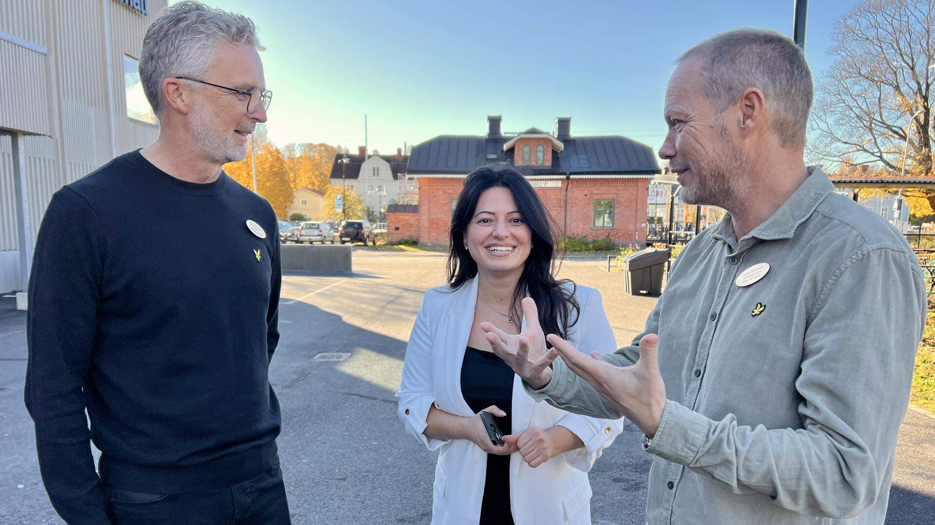 Tre personer som står och pratar med varandra