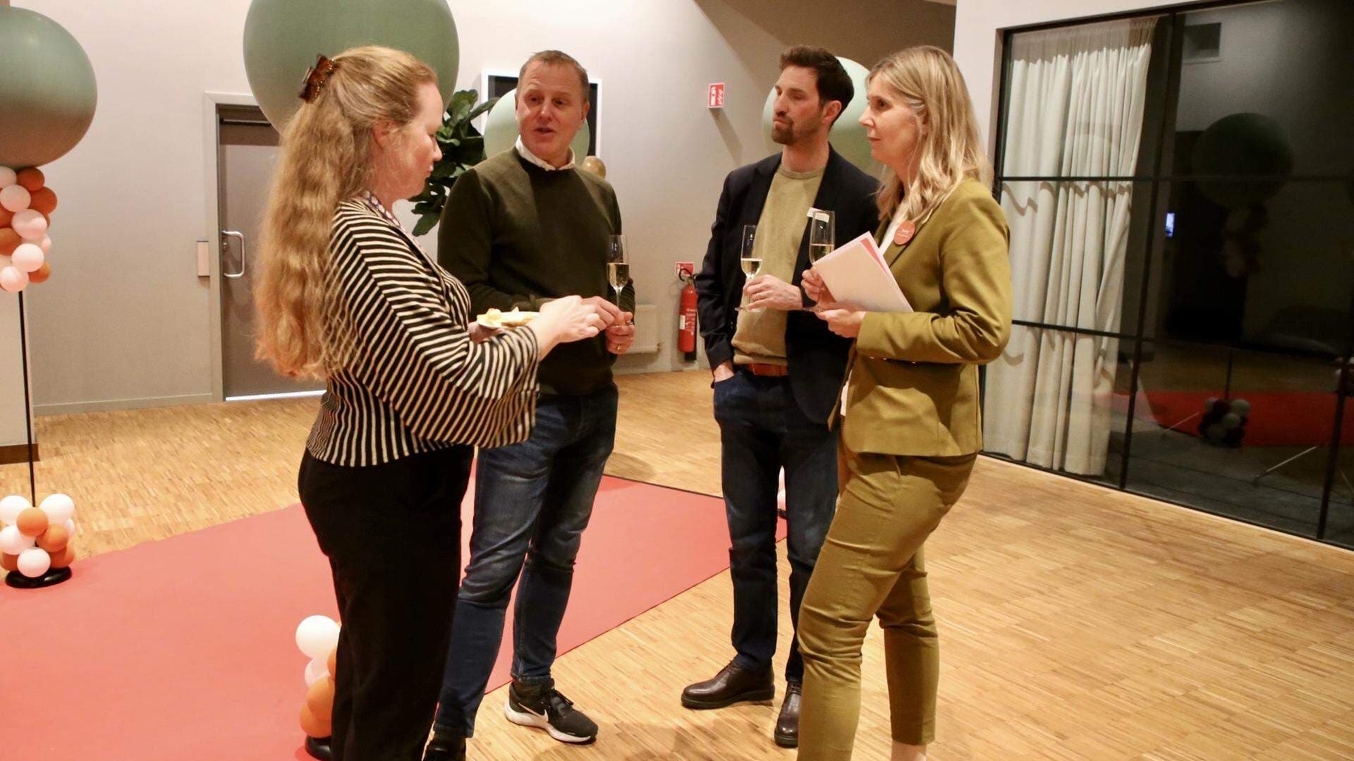 Fyra personer som står och samtalar