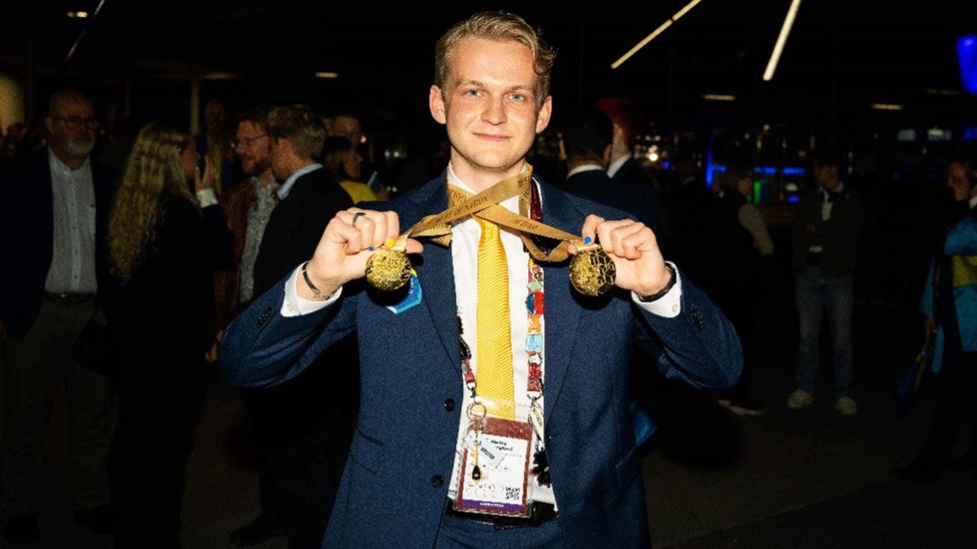 Harley Berglund efter prisutdelning i yrkes-EM i år, han håller upp två medaljer.
