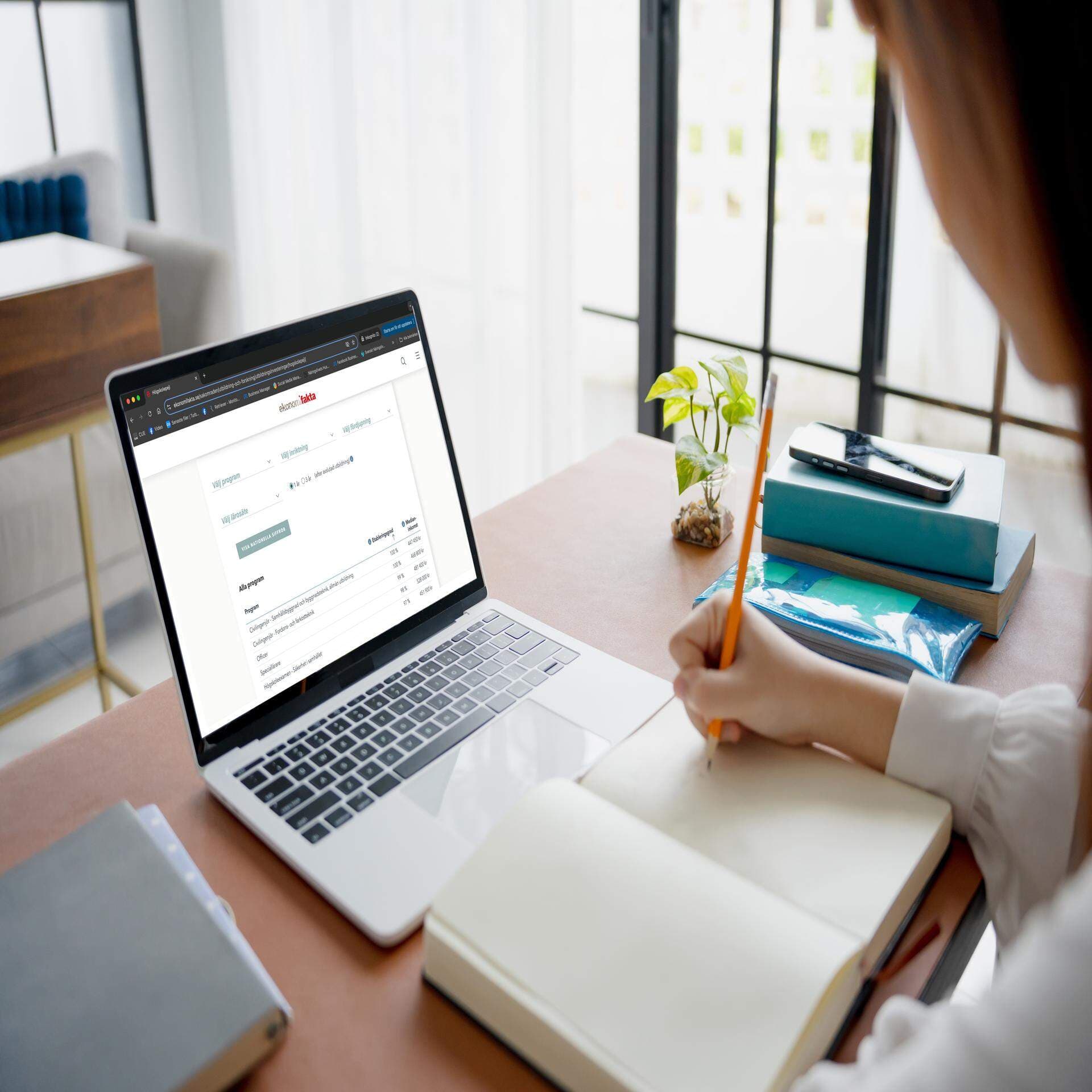 Ung kvinna som pluggar