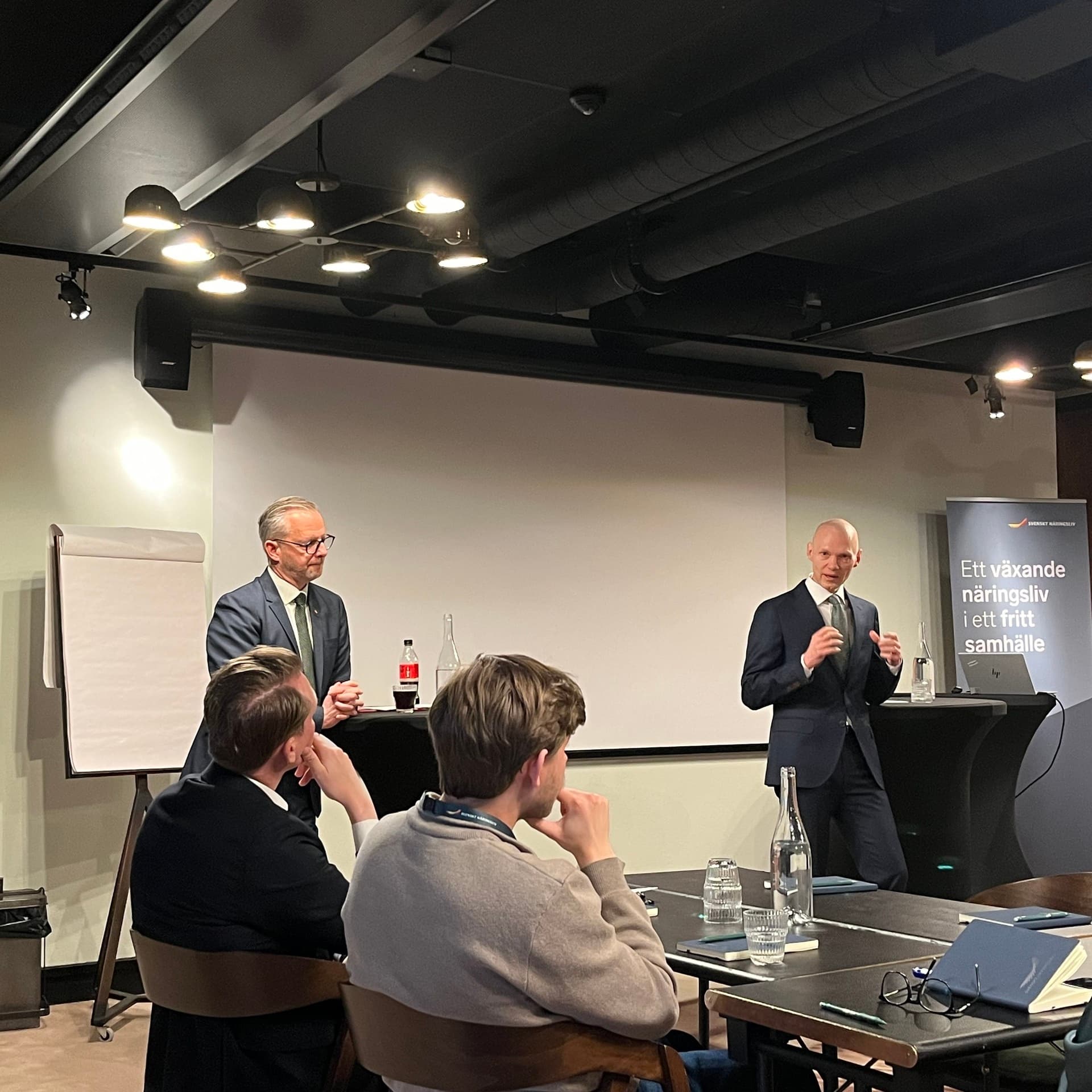 Finansmarknadsminister Niklas Wykman (M) och Socialdemokraternas ekonomisk-politiska talesperson Mikael Damberg (S).