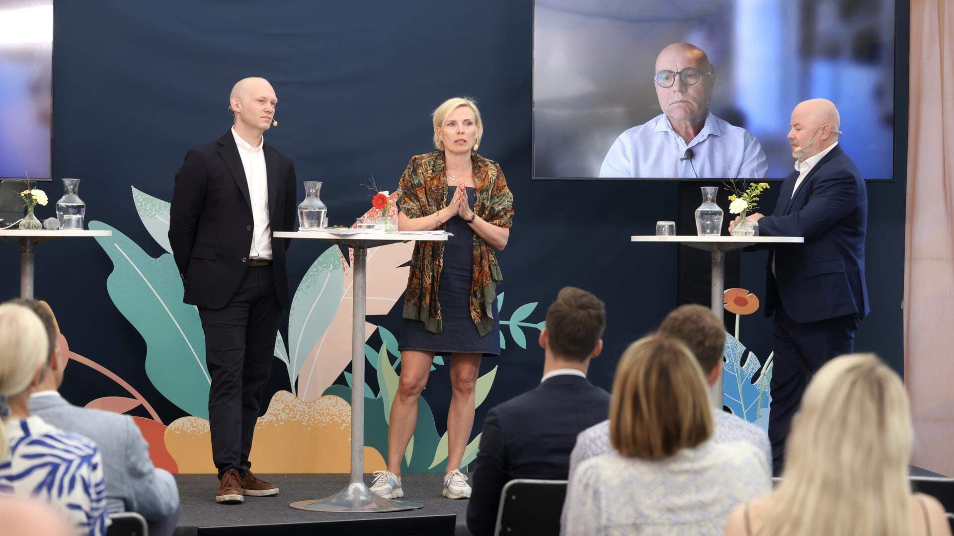 Niklas Wykman, Laura Hartman, John Hassler (på skärm) och Sven-Olov Daunfeldt