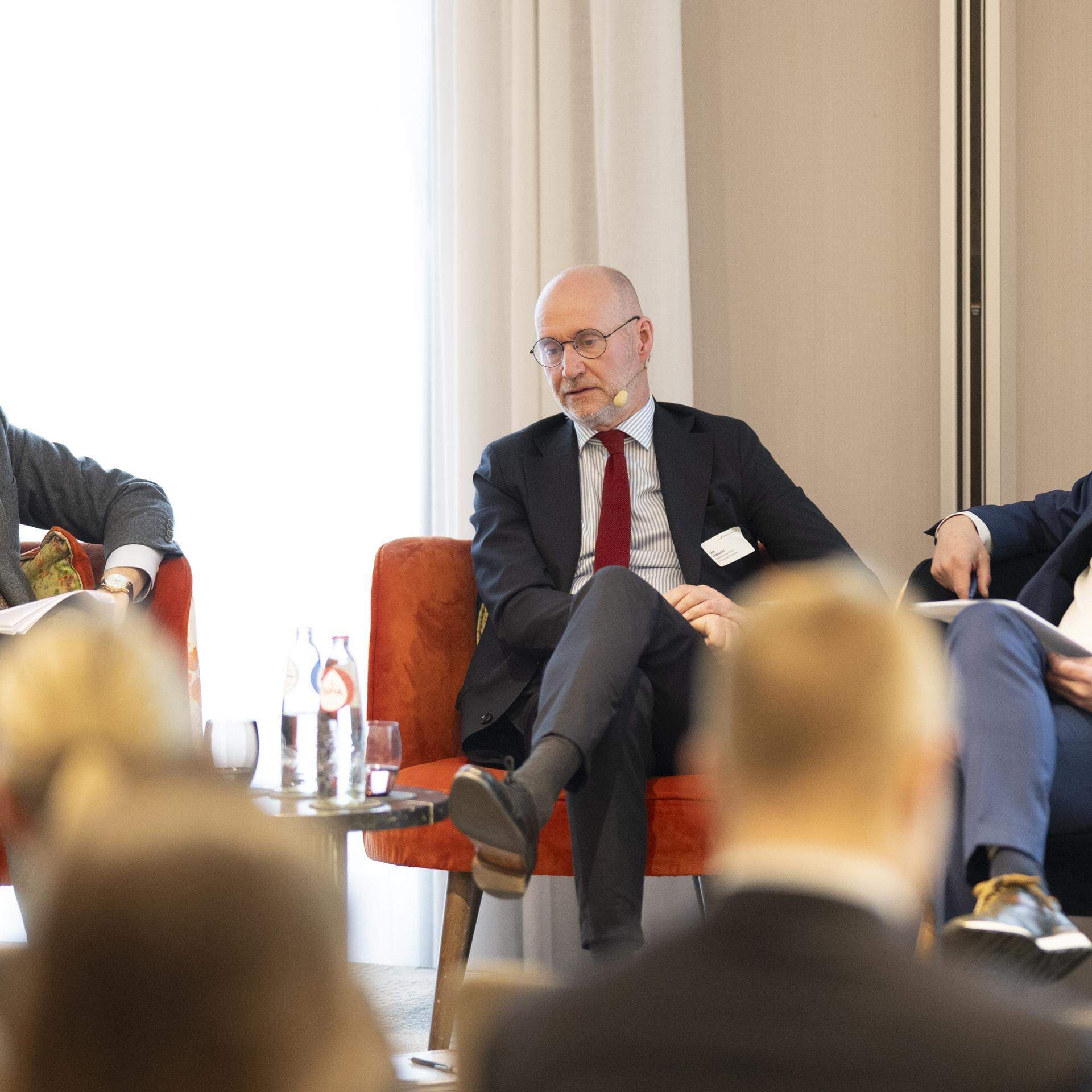 Fredrik Eriksson från tankesmedjan ECIPE, Per Hidesten från Industriarbetsgivarna och Torbjörn Hållö från LO.