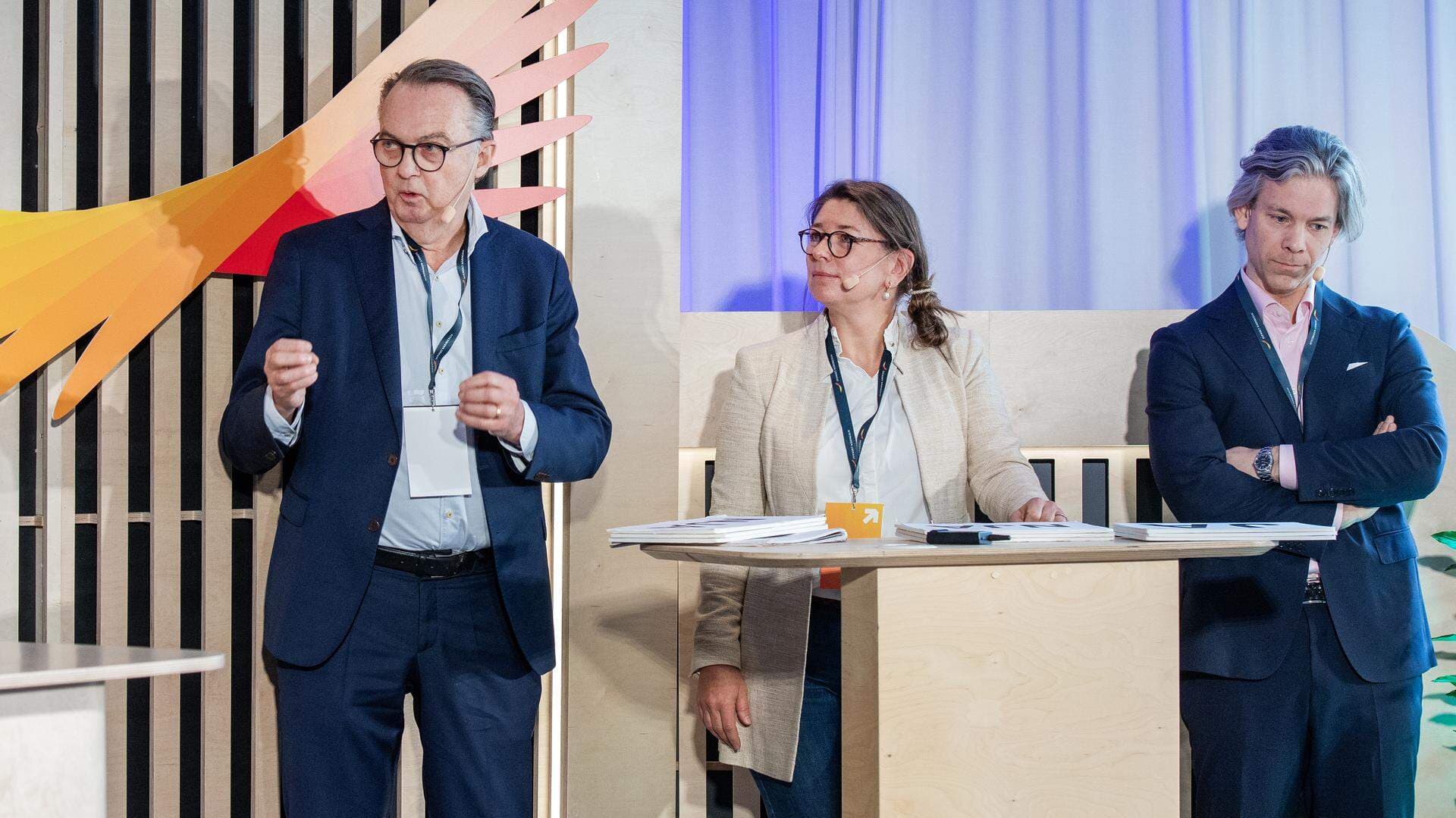 Santhe Dahl, styrelseordförande Vida, Anna Malmqvist, vd ATA Timber och Claes Andersson, vd JGA, i samtal om tillväxthinder för skogsnäringen och träindustrin.