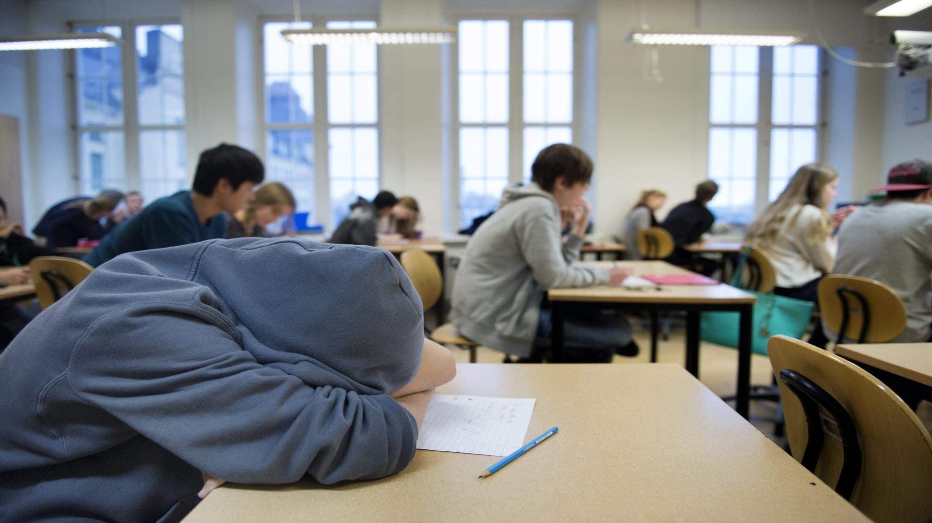 Trätt elev i ett klassrum